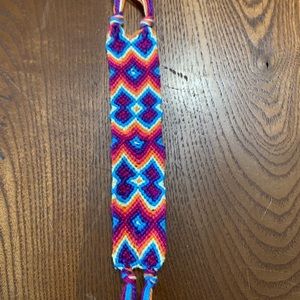 This is a very pretty bracelet:)